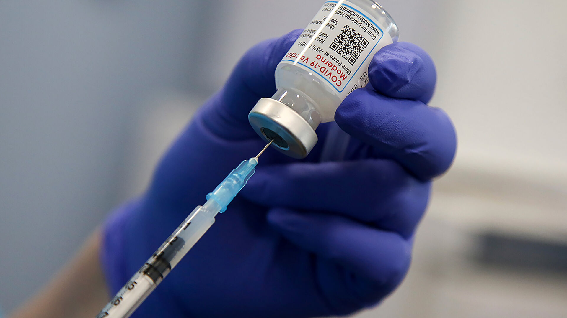 UK first to approve COVID-19 vaccine targeting both Omicron and original strain